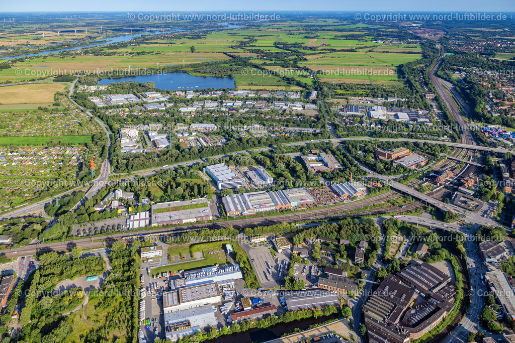 Hamburg_Harburg_Gewergebebiet_ELS_1284210823 | HAMBURG 05.08.2023 Gewerbegebiet und Erschließungsgebiet Neuländer Wettern an der A1 AS Hamburg-Harburg im Ortsteil Harburg in Hamburg, Deutschland. // Neulaender Wettern commercial area and development area on the A1 AS Hamburg-Harburg in the Harburg district in Hamburg, Germany. Foto: Martin Elsen