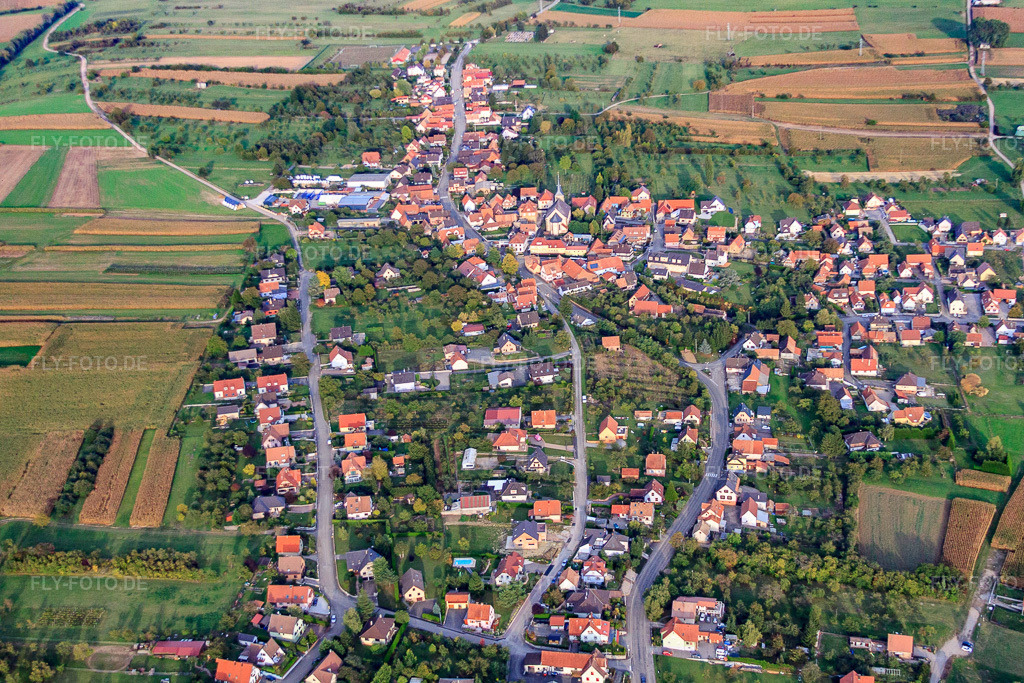 Luftbild: Ortsansicht von Westen in Gunstett im Bundesland Bas-Rhin in Frankreich.Foto: IMG_53698.jpg vom 30.09.2012 durch Werner Riehm/FLY-FOTO.deAuflösung des Originals: 4614 x 3076 px