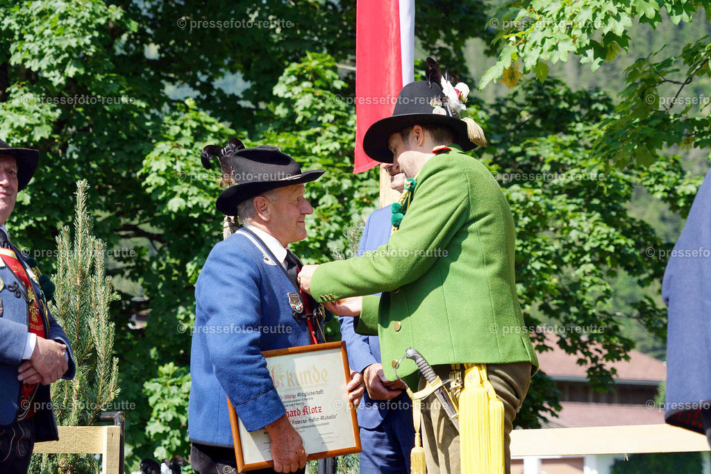 b-news-2023-Juli23-Regimentsschuetzenfest2-Steeg-EHRUNGEN-DSC07150 | Info aus dem Bezirk Reutte/Ausserfern Tirol sowie eine umfangreiche Bilddatenbank über die gesamte Region: Lechtal, Talkessel Reutte, Tannheimertal, Zwischentoren. Lech, Plansee, Zugspitze, Grenztunnel, B179, Fernpassstraße, Verkehr, Lawinen, Tradition, - Realisiert mit Pictrs.com