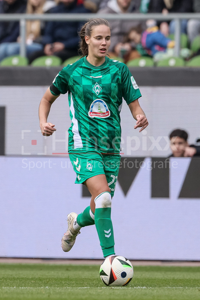 Fussball, Google Pixel Frauen-Bundesliga, SV Werder Bremen - Bayer 04 Leverkusen | v.li.: Hanna Nemeth (SV Werder Bremen, 23) am Ball, Freisteller, Einzelbild, Ganzkörper, Aktion, Action, Spielszene, DIE DFB-RICHTLINIEN UNTERSAGEN JEGLICHE NUTZUNG VON FOTOS ALS SEQUENZBILDER UND/ODER VIDEOÄHNLICHE FOTOSTRECKEN. DFB REGULATIONS PROHIBIT ANY USE OF PHOTOGRAPHS AS IMAGE SEQUENCES AND/OR QUASI-VIDEO.