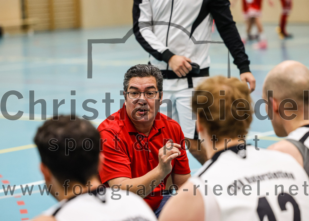 2022-12-03_001_TSV_Vaterstetten_gegen_TG_Landshut | Vaterstetten, Deutschland, 03.12.2022:
Basketball, Bayernliga Herren Südost 2022 / 2023, 7. Spieltag, TSV Vaterstetten gegen TG Landshut, Endergebnis: 71:78

Trainer Daniel Paz (TSV Vaterstetten)

Foto: Christian Riedel / fotografie-riedel.net