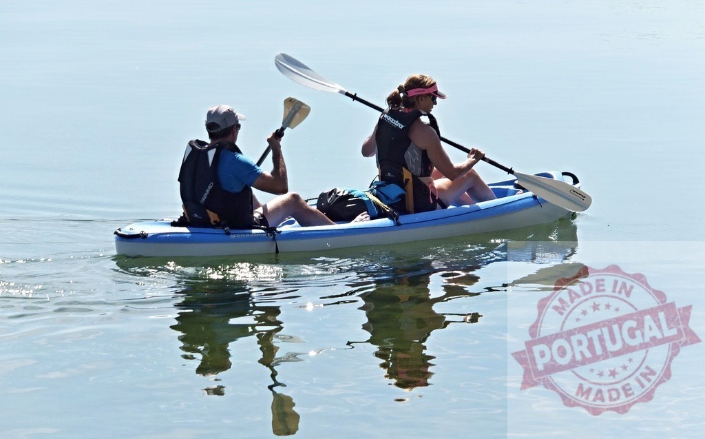 Couple kayaking on calm lake water | Couple paddling a blue tandem kayak on a reflective lake during summer recreation - Realisiert mit Pictrs.com