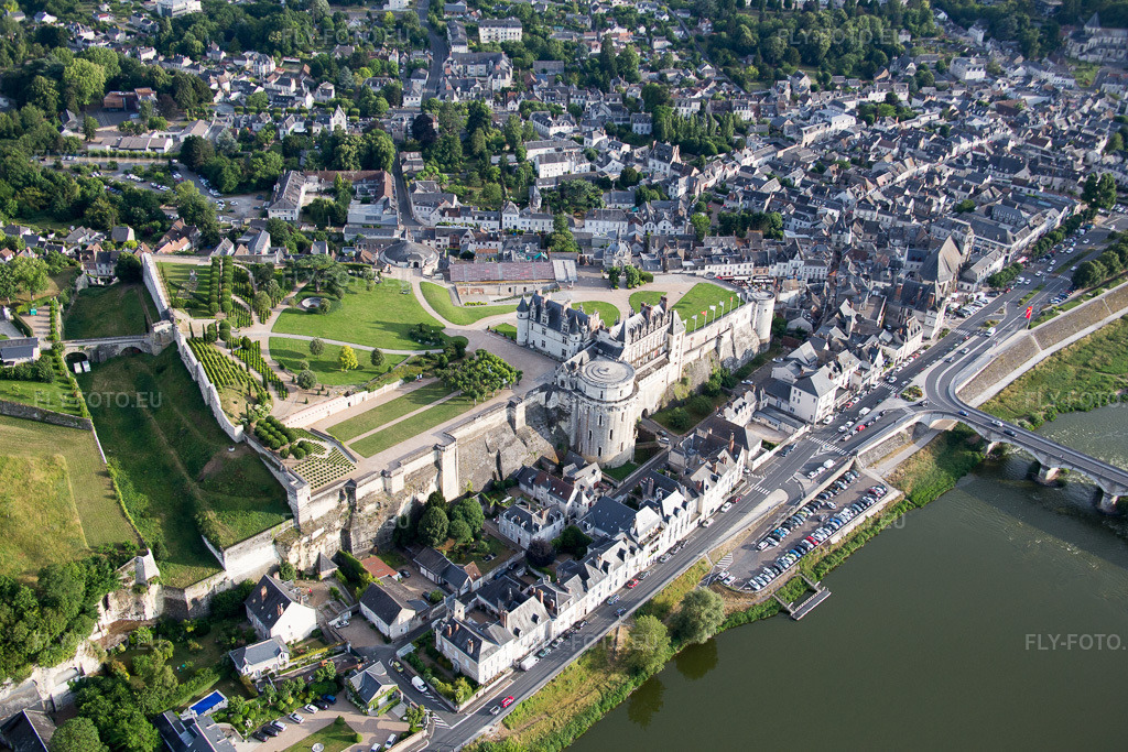 Vue aérienne: Vue de la ville à Amboise dans le département Indre et Loire, France. Photo: IMG_082359.jpg prise le 20/06/2015 par Werner Riehm/FLY-FOTO.eu – Résolution de l'original: 5472 x 3648 px