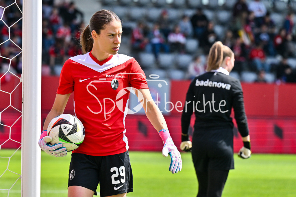 FC Bayern München - SC Freiburg | am Ball Julia KASSEN (SC Freiburg Frauen 29) / Einzelfoto / Freisteller / Frauen Bundesliga: FC Bayern Muenchen - SC Freiburg, FC Bayern Campus am 27.04.2025