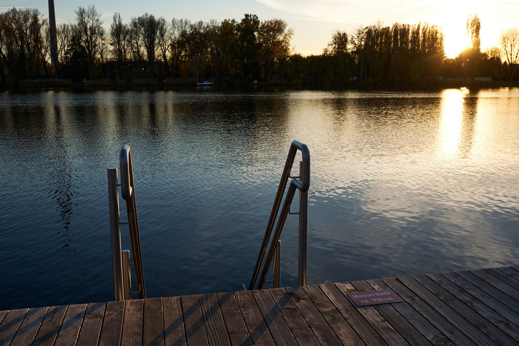 Badeplattform mit Einstieg an der Alten Donau | Wien, Austria - November 04, 2025: Badeplattform mit Einstieg an der Alten Donau im Abendrot. - Realisiert mit Pictrs.com