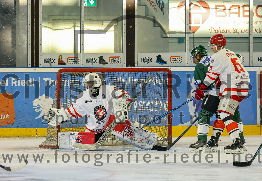 2023-09-10_034_TSV_Erding_gegen_EHC_Klostersee | Erding, Deutschland, 10.09.2023:
Eishockey, Bayernliga 2023 / 2024, Testspiel, TSV Erding gegen EHC Klostersee, Endergebnis: 10:1

Torwart Daniel Arendas (EHC Klostersee, #3), Thomas Plihal (Erding Gladiators, #39), Jan Fiedler (EHC Klostersee, #15)

Foto: Christian Riedel / fotografie-riedel.net