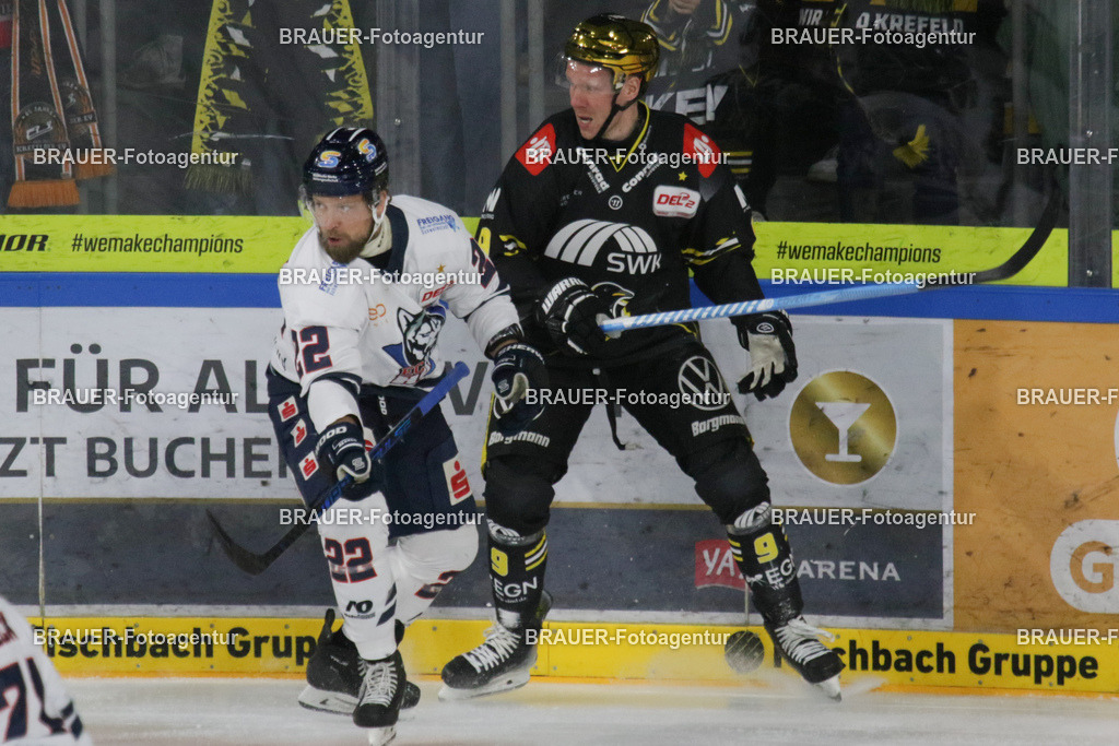 Krefeld Pinguine - Kassel Huskies | Krefeld, Deutschland, 05.12.2025: Marcel Müller (Krefeld Pinguine) im Kampf um den Puck während des DEL2-Spiels zwischen Krefeld Pinguine - EC Kassel Huskies am 05.12.2025 in der Yayla-Arena in Krefeld, Deutschland. (Foto Ralph Görtz / Brauer-Fotoagentur)