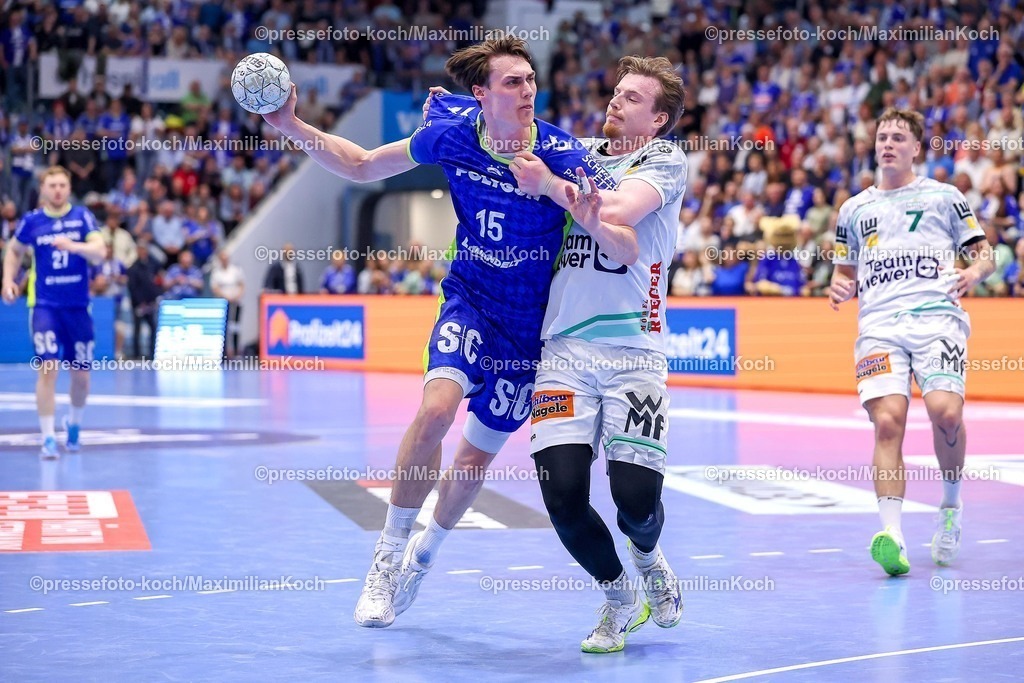Gum30042601158 | 30.04.2026, Handball, 1. HBL, VfL Gummersbach - Frisch Auf! Göppingen, Saison 2025 / 2026 Herren, Schwalbe-Arena: Miro Schluroff (VfL Gummersbach #15) im Zweikampf gegen  Erik Persson (Frisch Auf Göppingen #22) 