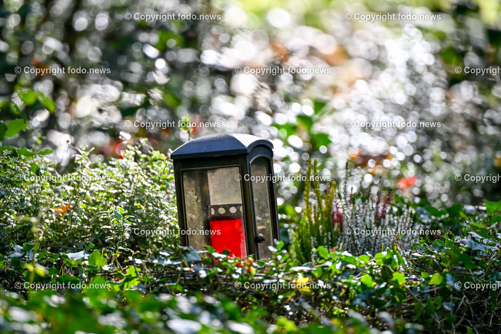 Friedhof_ Allerheiligen_ 16.10.2023-2 | 16.10.2023, Friedhof, AUT, Allerheiligen, Themenbilder im Bild Friedhof, Kreuz, Kruzifix, Jesu Christi, Allerheiligen, Engerl, Engel, Kerzen, Grab, Grablicht, Blumen, Symbolbild, Feature