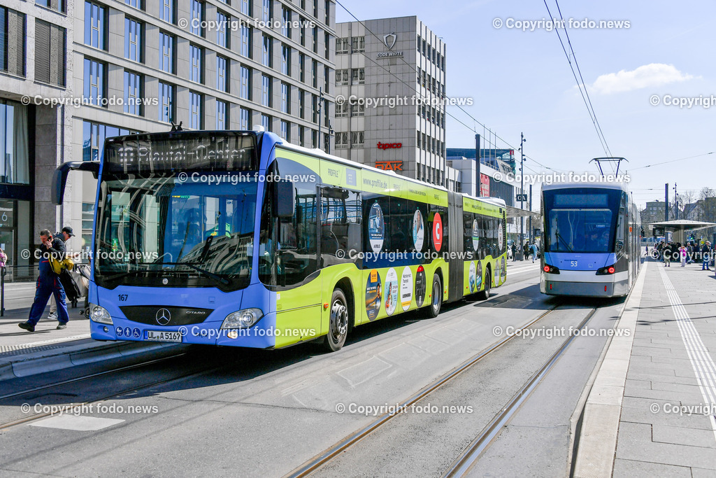 Deutschland_ Baden-Wuerttemberg_ Ulm_ 11.04.2025-28 | 11.04.2025, Deutschland, GER, Baden-Wuerttemberg, Ulm, im Bild Themenbild, Stadtansichten, Stadtwerke Ulm, Nahverkehr, oeffentlicher Verkehr, Strassenbahn, Bus, Autobus, Haltestelle, Personenbefoerderung, Menschen, Feature, Symbolbild