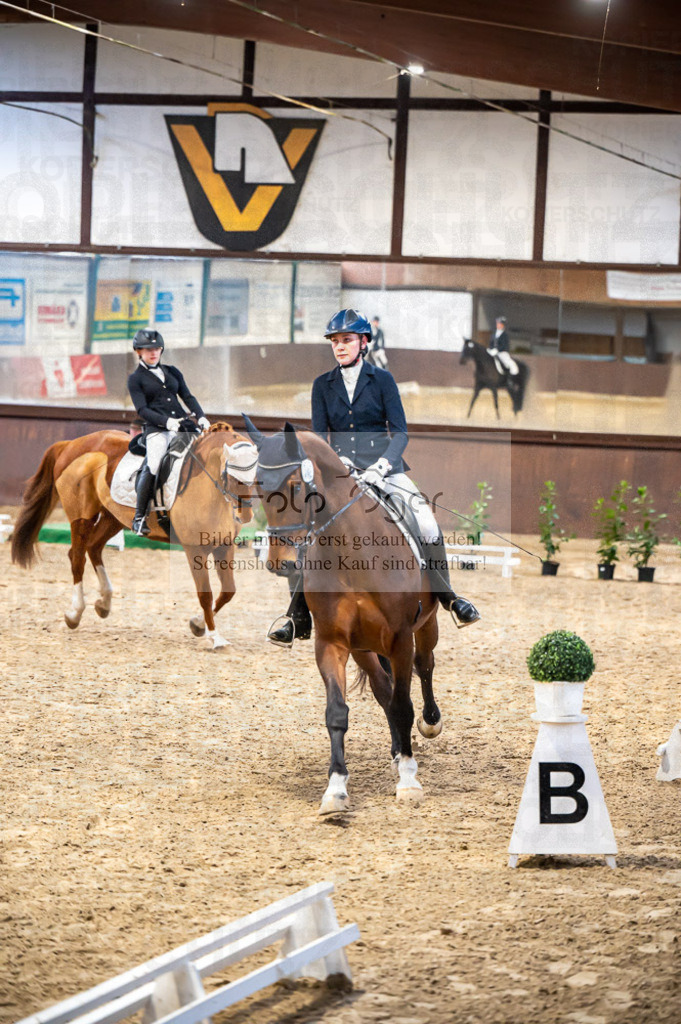 Hallenreittunier Voxtrup 2023 | Entdecke hochwertige Reitturnierfotos von Foto Oger. Professionell, emotional und authentisch – jetzt Lieblingsmomente im Shop bestellen. - Realisiert mit Pictrs.com