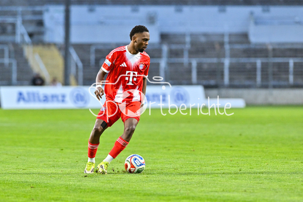 FC Bayern Amateure - SpVgg Ansbach | MUNICH, GERMANY - 17. APRIL: am Ball Michael SCOTT (FC Bayern München II 11) / Einzelfoto / Freisteller während dem Match zwischen den Amateuren des FC Bayern München und der SpVgg Ansbach am 29. Spieltag der Regionalliga Bayern im Grünwalder Stadion