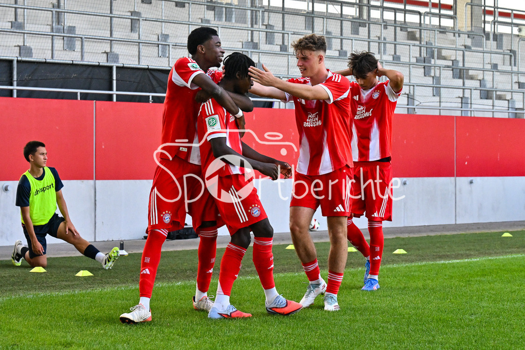 FC Bayern München U19 - SpVgg Unterhaching U19 | Jubel der Bayern nach dem Treffer zum 2-1 durch Aristide HENTCHO NSEKE (FC Bayern U19 #17) / Tor / Torschuetze / Freude / Happy / U19 DFB-Nachwuchsliga: FC Bayern München U19 - SpVgg Unterhaching U19; FC Bayern Campus am 10.08.2025