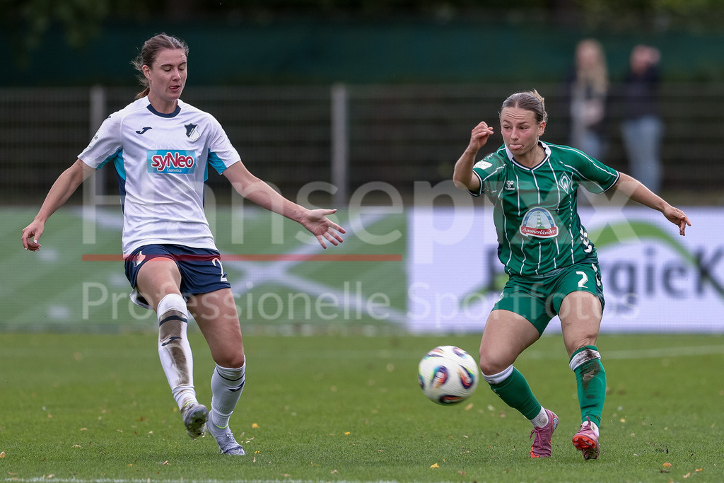 Fussball, Google Pixel Frauen-Bundesliga, SV Werder Bremen - TSG 1899 Hoffenheim | v.li.: Chiara Hahn (TSG 1899 Hoffenheim, 23) und Chiara D Angelo (SV Werder Bremen, 2) im Zweikampf, Duell, Dynamik, Aktion, Action, Spielszene, DIE DFB-RICHTLINIEN UNTERSAGEN JEGLICHE NUTZUNG VON FOTOS ALS SEQUENZBILDER UND/ODER VIDEOÄHNLICHE FOTOSTRECKEN. DFB REGULATIONS PROHIBIT ANY USE OF PHOTOGRAPHS AS IMAGE SEQUENCES AND/OR QUASI-VIDEO.