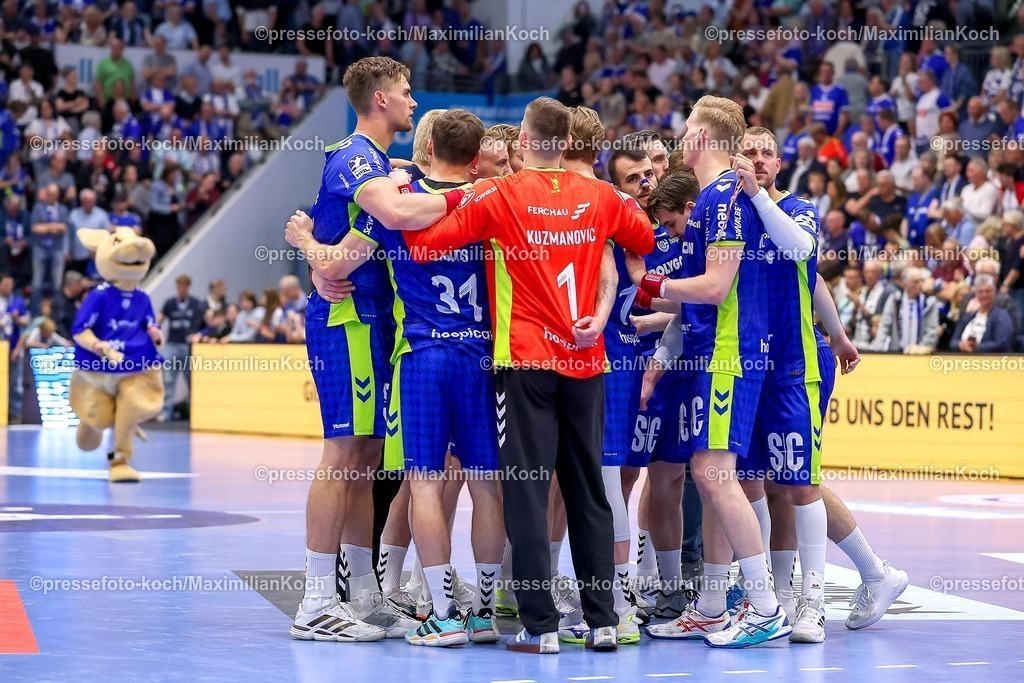 Gum30042601176 | 30.04.2026, Handball, 1. HBL, VfL Gummersbach - Frisch Auf! Göppingen, Saison 2025 / 2026 Herren, Schwalbe-Arena: Abschlussjubel Mannschaftskreis nach dem 29:29 Unentschieden 