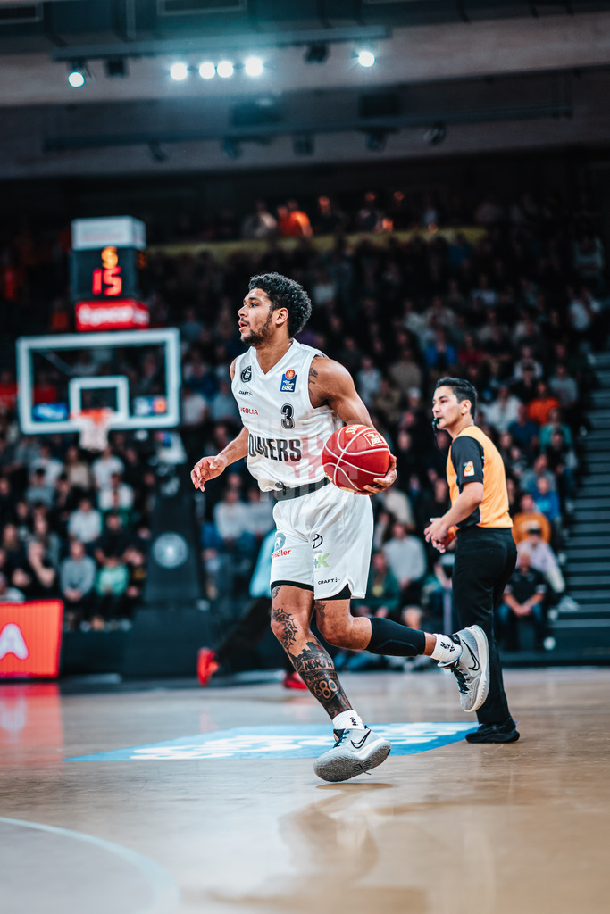 Basketball | Männer | Saison 2023/2024 | easyCredit Basketball Bundesliga | Veolia Towers Hamburg vs. RASTA Vechta | 03.11.2023 | Mark Hughes (#3, Veolia Towers Hamburg) in Ballbesitz