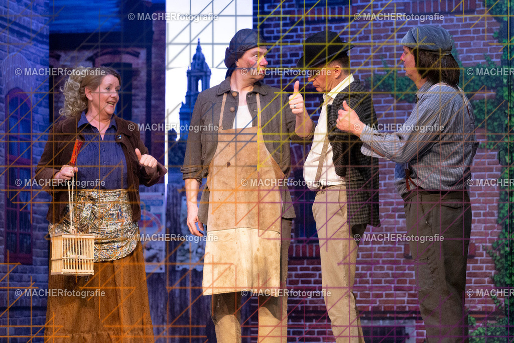 158_MFL-2025 | Portraitbilder von Regisseur; Darsteller; Techniker; Maske; Kostüme; Chor; Musiker; Bilderserie der Generalprobe und der Premierenvorstellung, Szenenbilder; Ausdrucksstudien; Bühnenüberblick; Bühnenkulissen; Pressefotos inkl. Redaktionsfoto Darstellergruppe.