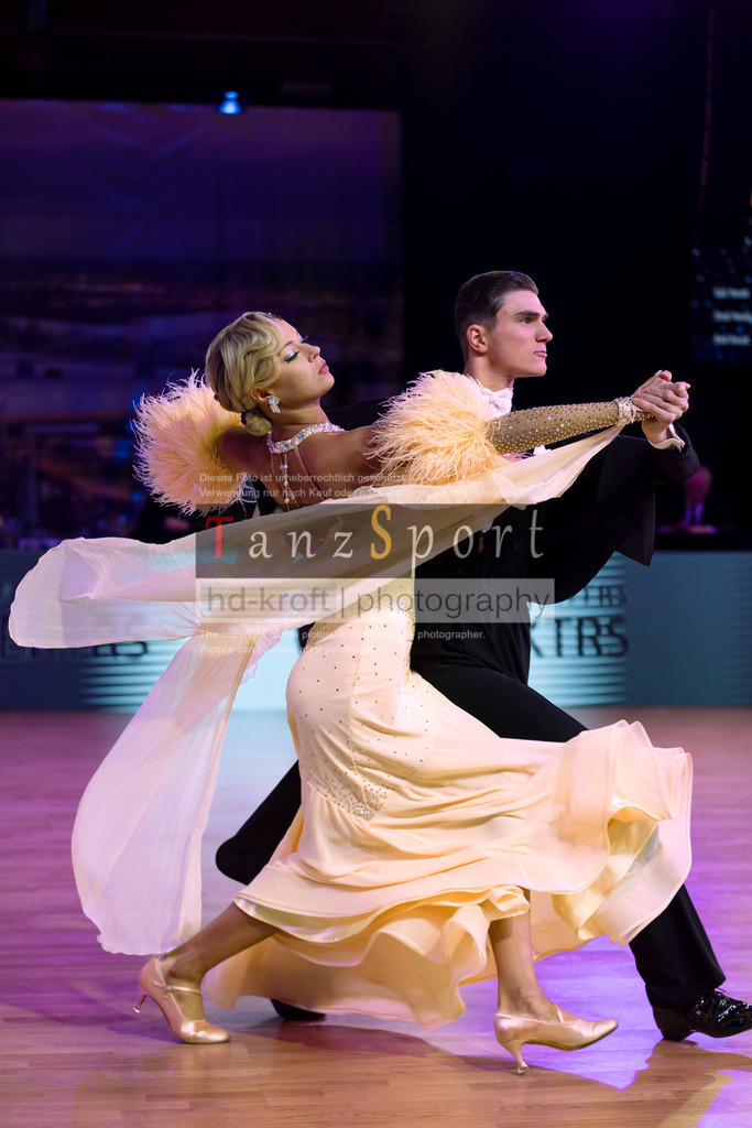 20241215_WDSF_Int_Open_Std-Riga-8720 | Tanzsportbilder, Standardtanz, Lateintanz, WDSF, DTV, LTVB, dancecomp, goc, hessen tanzt, blaues band der spree, walzer, tango, wiener walzer, slowfox, quickstepp, samba, rumba, cha-cha-cha, paso doble. jive, hd-kroft photography, turniertanzsport