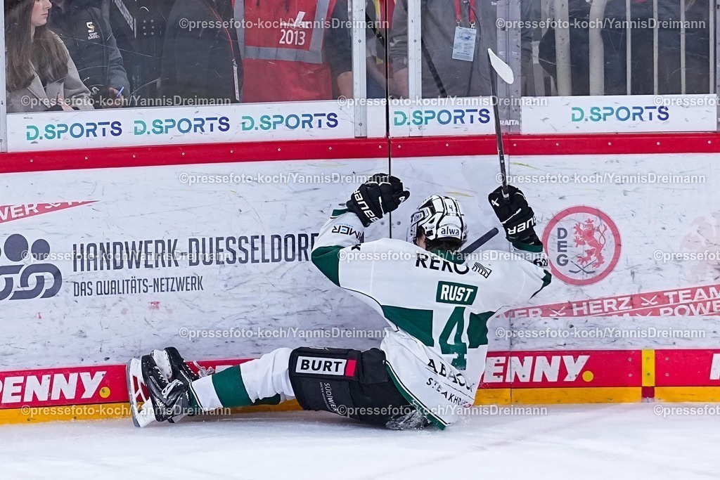 xYDRx12122501045 | 12.12.2025, xydrx, Eishockey, DEL2, Düsseldorfer EG - Bietigheim Steelers, PSD Bank Dome Düsseldorf: Torjubel nach dem Tor zum 4:1 für die Bietigheim Steelers durch Torschütze Joshua Rust (Bietigheim Steelers #4) Photo: xYannisxDreimannxPressefotoKochx