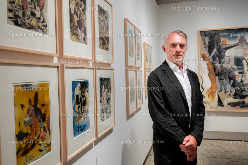 Neo-rauch-Ausstellung-museum-bensheim-art-2024006_Fotografie_Thomas_Neu | Der international renommierte Künstler Neo Rauch steht vor ausgewählten Werken seiner Ausstellung „Im Papiergrund“ im Museum Bensheim. Das Porträt zeigt ihn im direkten Dialog mit seiner Kunst und vermittelt einen authentischen Eindruck der Ausstellungssituation. Die Verbindung von Künstler und Werk macht die besondere Atmosphäre der Präsentation zeitgenössischer Malerei spürbar und gibt einen persönlichen Einblick in das Schaffen eines der bedeutendsten deutschen Künstler der Gegenwart.
internationally acclaimed artist Neo Rauch stands in front of selected works from his exhibition “Im Papiergrund” at the Museum Bensheim, Germany. The portrait captures him in direct dialogue with his art, conveying the authentic atmosphere of the exhibition. This image offers a personal insight into the work of one of the most important contemporary German painters.

Bild/Photograph: Thomas Neu 
www.thomasneu.de