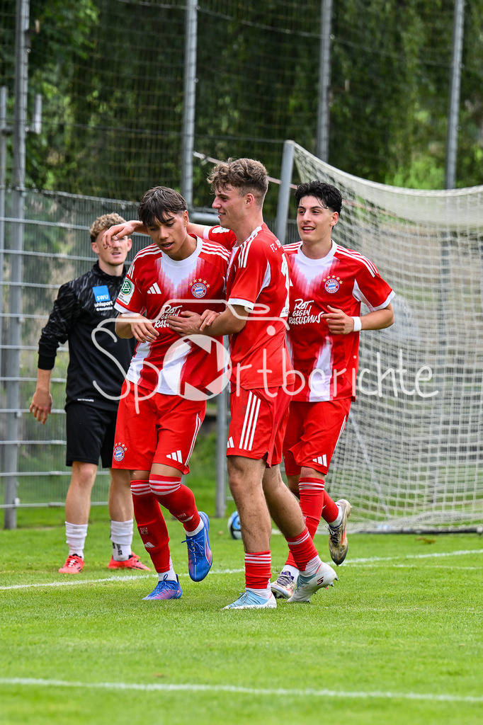 SSV Ulm 1846 Fussball U19 - FC Bayern München U19 | Jubel nach dem Elfmeter Treffer zum 1-2 durch Roy SNIP (FC Bayern U19 #15) / Tor / Torschuetze / Freude / Happy / U19 DFB Nachwuchsliga: SSV Ulm 1846 Fussball - FC Bayern München, Hauptspielfeld Langenau am 02.08.2025