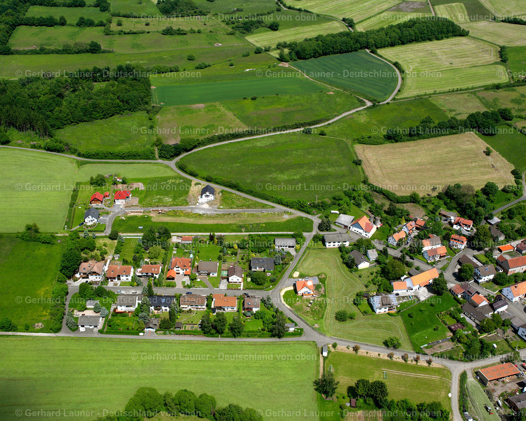 2614234 | HöCKERSDORF 09.06.2006 Landwirtschaftliche Nutzflächen und Feldgrenzen  umsäumen das Siedlungsgebiet des Dorfes in Höckersdorf im Bundesland Hessen, Deutschland // Agricultural land and field boundaries surround the settlement area of the village  in Höckersdorf in the state Hesse, Germany Foto: Gerhard Launer