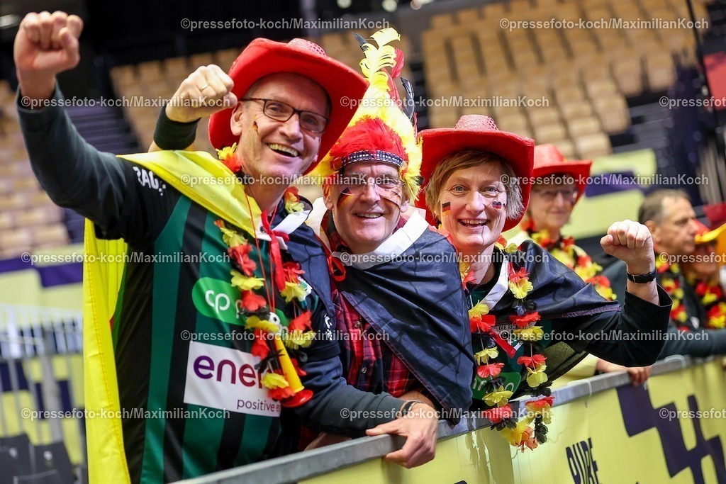 EHF22012601015 | 22.01.2026, Handball, Men's EHF EURO 2026, Deutschland - Portugal, Jyske Bank Boxen in Herning, Dänemark, Main Round: Deutsche Fans feiern die deutsche Mannschaft an