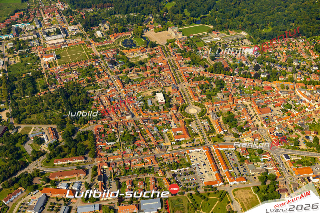 Luftbild Ludwigslust - Die Luftaufnahme wurde 2025 vom UL-Flugzeug heraus erstellt ( keine Drohne ) - Hochauflösende Luftaufnahme - für professionelle Ausdrucke geeignet. Die Geschenkidee !Hier alle&nbsp;Infos zur Lizenzierung der LuftaufnahmeWir fliegen auch dieses Jahr wieder in Ihre Region um Luftbilder zu erstellen.- Luftbild anfragen