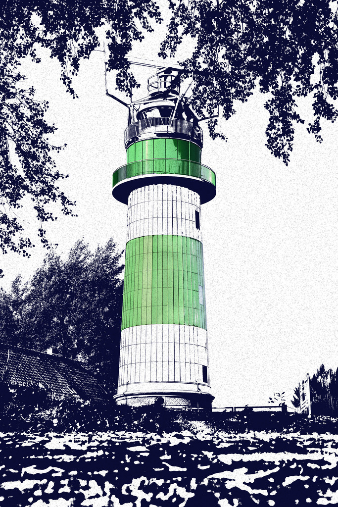 Photoart: Grüner Leuchtturm an der Kieler Förde | Dieses Wandbild im Hochformat zeigt die künstlerische Darstellung des grünen Leuchtturms in Strande, im Ortsteil Bülk. Die Bildkomposition wurde gezielt darauf ausgelegt, den Leuchtturm in den Mittelpunkt zu stellen – nicht nur durch seine zentrale Position, sondern auch durch die Farbgestaltung. Die Umgebung wurde in ein dunkles Blau getaucht, während der Himmel in einem hellen, gekörnten Grau erscheint.Durch die reduzierten Farben im Hintergrund hebt sich das leuchtende Grün des Leuchtturms besonders stark ab und verleiht dem Motiv eine eindrucksvolle Präsenz. Gleichzeitig erzeugt die minimalistische Farbpalette eine beruhigende Atmosphäre, die Sie sich mit diesem Bild in Ihre Räume holen können.Ein exklusives Kunstwerk von der Kieler Förde. - Realisiert mit Pictrs.com