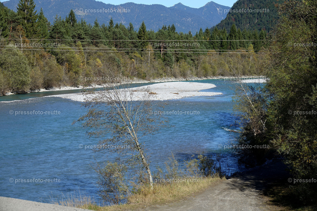 welltvi-Lechfluss-Herbst_14Okt2017-Weissenbach-DSC00072 | Info aus dem Bezirk Reutte/Ausserfern Tirol sowie eine umfangreiche Bilddatenbank über die gesamte Region: Lechtal, Talkessel Reutte, Tannheimertal, Zwischentoren. Lech, Plansee, Zugspitze, Grenztunnel, B179, Fernpassstraße, Verkehr, Lawinen, Tradition, - Realisiert mit Pictrs.com