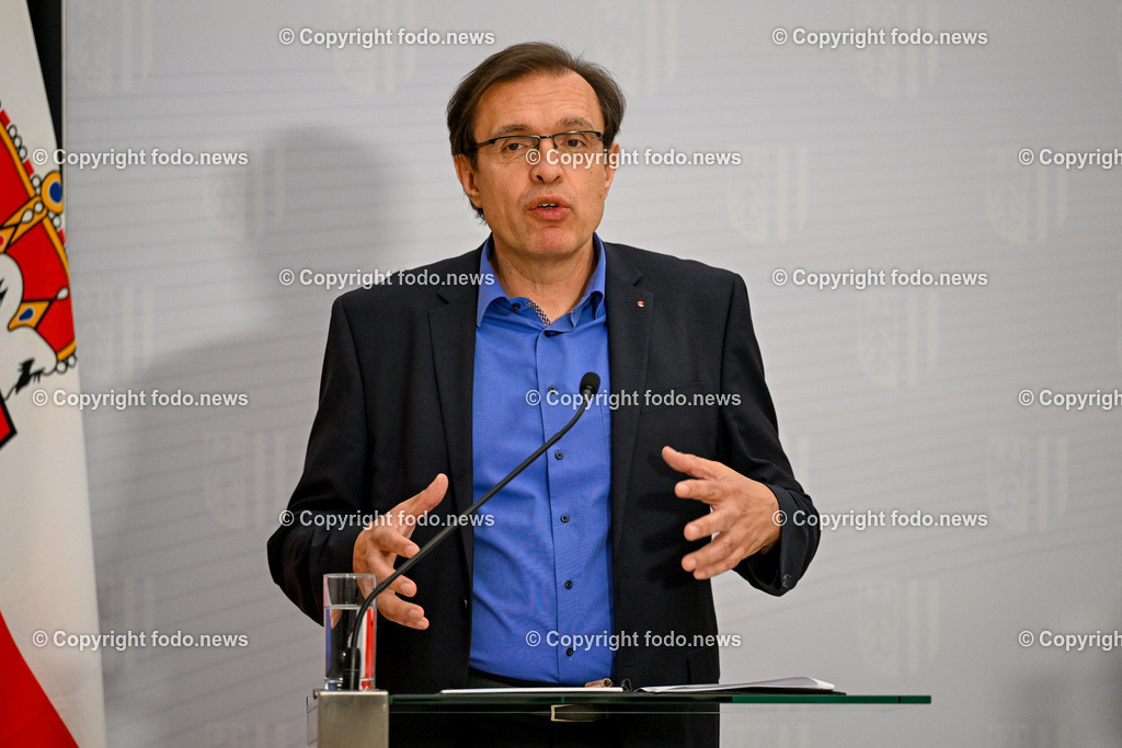 Pressekonferenz Land Ooe_ Gemeinsam geschafft - Maßnahmen zur Verbesserung fuer Mitarbeitende in den ooe. Spitaelern_ 10.04.2024-46 | 10.04.2024, Linz, AUT, Pressekonferenz Land Ooe, Gemeinsam geschafft - Maßnahmen zur Verbesserung fuer Mitarbeitende in den ooe. Spitaelern, im Bild Branko Novakovic (Zentralbetriebsratsvorsitzender der Kepler Universitaetsklinikum GmbH) 