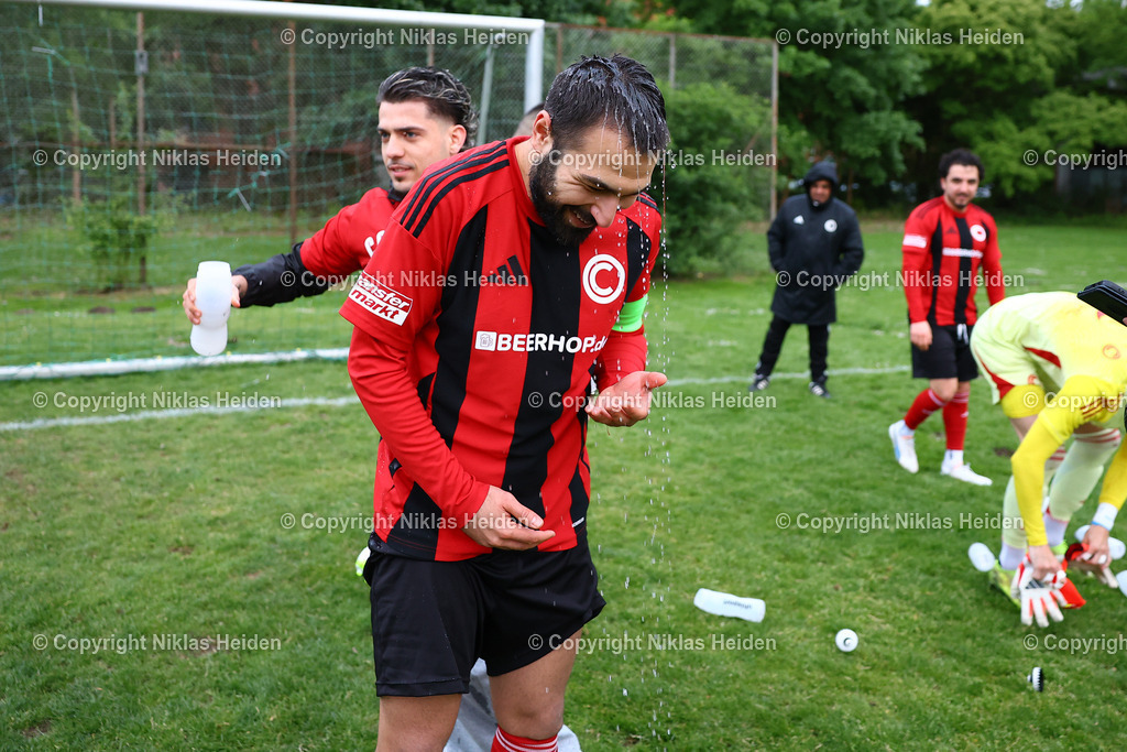NH_HammUited_Concordia_LandesligaHansa_12052026 | #16 Onur Saglam (Concordia) bekam nach dem Aufstieg in die Oberliga Hamburg eine Wasser-Dusche.Fußball I Herren I Landesliga Hansa I Saison 2025-2026 I 20. Spieltag I Hamm United - Concordia I 12.05.2026 I Sportplatz Tribünenweg