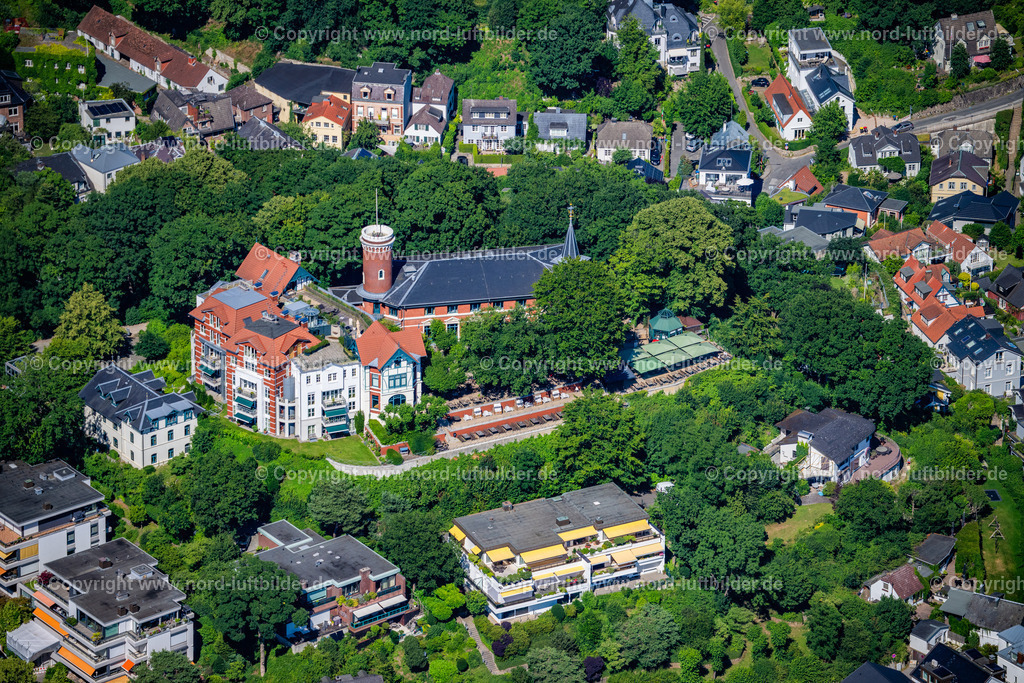 Hamburg_Blankenese_Süllberg_Gaststätte_ELS_1749010725 | HAMBURG 09.05.2025 Gebäudekomplex der Hotelanlage " Süllberg " im Ortsteil Blankenese in Hamburg, Deutschland. Weiterführende Informationen bei: Remise am Süllberg. // Complex of the hotel building " Suellberg " in the district Blankenese in Hamburg, Germany. Further information at: Remise am Suellberg. Foto: Martin Elsen