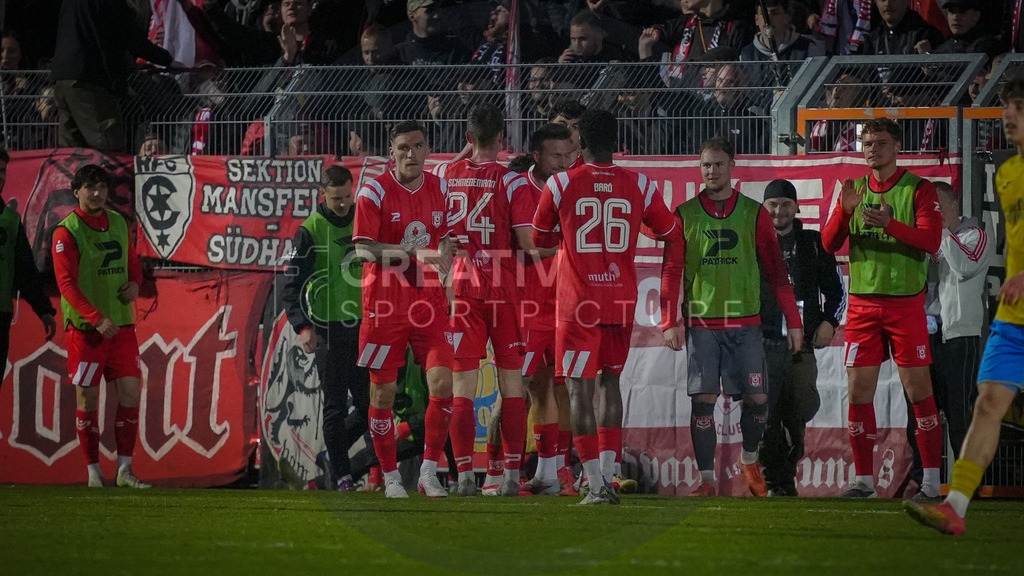 Fußball, Herren, Saison 2025/2026, Regionalliga Nordost, 22. Spieltag, FSV 63 Luckenwalde vs. Hallescher FC, Dienstag 07.04.2026, Werner-Seelenbinder-Stadion Luckenwalde, | Fußball, Herren, Saison 2025/2026, Regionalliga Nordost, 22. Spieltag, FSV 63 Luckenwalde vs. Hallescher FC, Dienstag 07.04.2026, Werner-Seelenbinder-Stadion Luckenwalde, Im Bild: Jubel beim halleschen FC nach dem Treffer zum 1:4. - Realisiert mit Pictrs.com