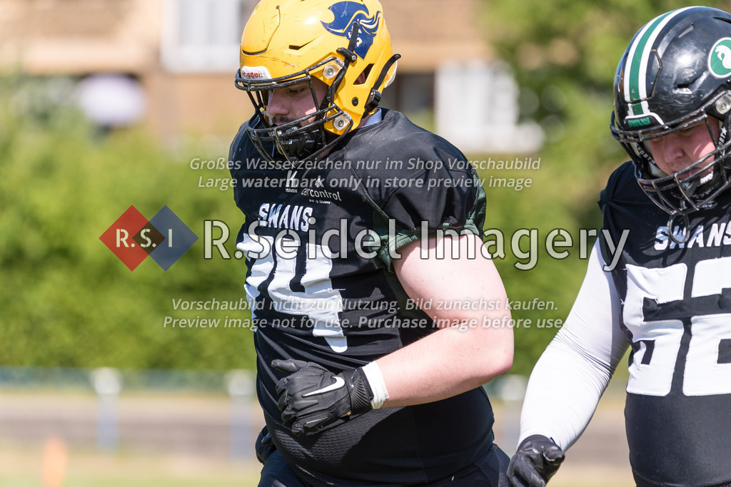 American Football, Saison 2023, Regionalliga Nord, Hamburg Blue Devils - Black Swans, Dr.-Hermann-Schnell-Sportplatz (Hamburg), 03.06.2023, 3. Gameweek | Ilias Werner Maragos (#74, Black Swans)