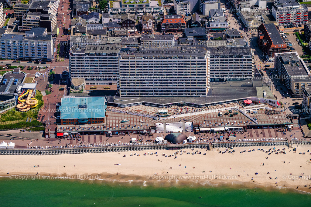 Sylt_Westerland_Strand_Promenade_Musikmuschel_ELS_4715130625 | SYLT 13.08.2025 Hochhaus- Gebäude der Hotelanlage und des Congress Centrum am Sandstrand an der Friedrichstraße in Sylt Nordsee - Insel im Bundesland Schleswig-Holstein, Deutschland. Weiterführende Informationen bei: Hotel Roth, Hayo Feikes & Co.,  Insel Sylt Tourismus-Service GmbH. // High-rise building of the hotel complex and the Congress Center on the sandy beach at Friedrichstrasse in Sylt, North Sea island in the federal state of Schleswig-Holstein, Germany. Further information at: Hotel Roth, Hayo Feikes & Co.,  Insel Sylt Tourismus-Service GmbH. Foto: Martin Elsen
