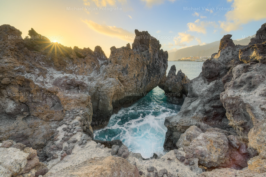 Charco del Diablo | Der Charco del Diablo auf Teneriffa ist ein verborgenes Juwel der Insel, bekannt für seine einzigartigen Lava-Felsformationen und Naturpools, die im Laufe der Zeit durch vulkanische Aktivität geformt wurden und heute eine atemberaubende Kulisse für Naturliebhaber bieten. Besucher können die Schönheit der dunklen Felsen und das türkisfarbene Wasser genießen, während sie die Ruhe abseits der ausgetretenen Touristenpfade schätzen. Der Charco del Diablo ist ein Ort, an dem man die Kraft und Schönheit der Natur hautnah erleben kann. - Realisiert mit Pictrs.com