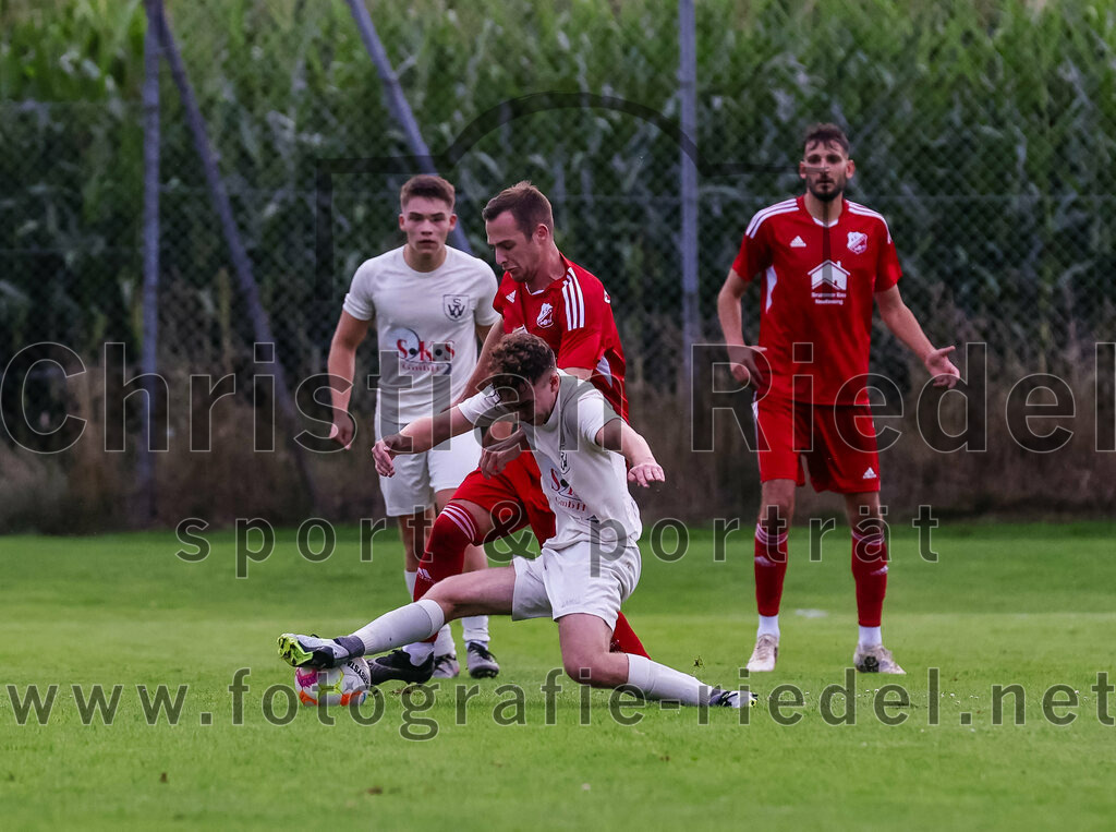 2023-08-04_046_SV_Walpertskirchen_gegen_FC_Finsing | Walpertskirchen, Deutschland, 04.08.2023:
Fußball, Kreisliga 2023 / 2024, 2. Spieltag, SV Walpertskirchen gegen FC Finsing, Endergebnis: 3:3

Andre Huber (FC Finsing, #9), Stefan Pfanzelt (SV Walpertskirchen, #24)

Foto: Christian Riedel / fotografie-riedel.net