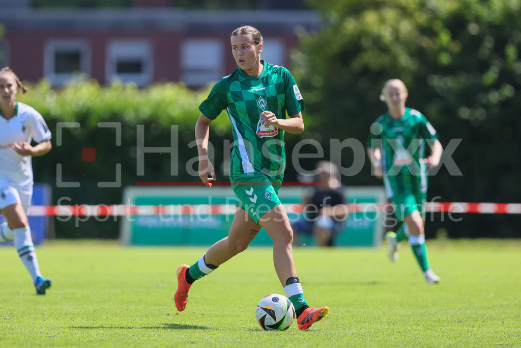 Fussball, Testspiel Frauen, Borussia Mönchengladbach - SV Werder Bremen | v.li.: Larissa Mühlhaus (SV Werder Bremen, 7) am Ball, Einzelbild, Ganzkörper, Aktion, Action, Spielszene