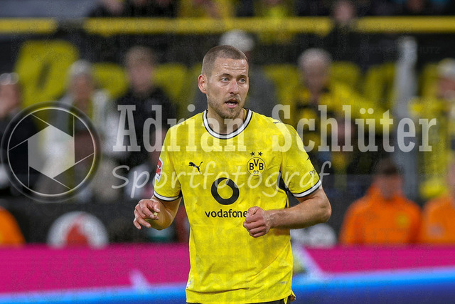 08.05.2026, GER, Fussball, Herren, 1. BL, Saison 2025/2026, Borussia Dortmund - Eintracht Frankfurt | Waldemar Anton (BVB) schaut
