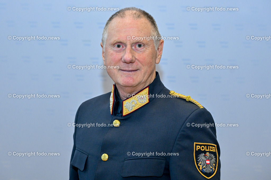 Pressekonferenz LPD Ooe_ Gemeinsam Sicher mit der Pyrotechnik_ 04.12.2023-26 | 04.12.2023, Landespolizeidirektion Oberoesterreich, AUT, Pressekonferenz LPD Ooe, Kampagnenpraesentation - Gemeinsam Sicher mit der Pyrotechnik, im Bild Rudolf Keplinger (Landespolizeidirektor Ooe Stv.)