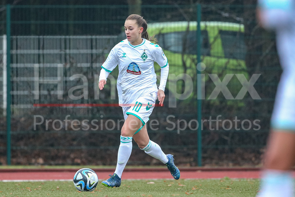 Fussball, Testspiel Frauen, SV Werder Bremen - FC Twente Enschede | v.li.: Tuana Mahmoud (geb. Keles, SV Werder Bremen, 10) am Ball, Einzelbild, Ganzkörper, Aktion, Action, Spielszene