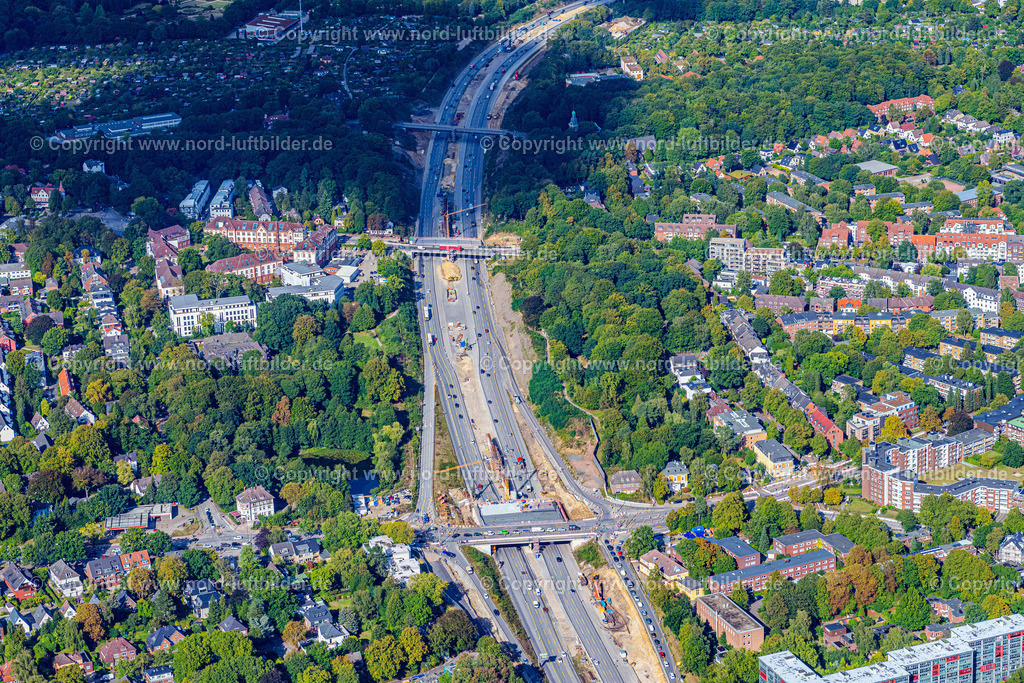 Hamburg_Bahrenfeld_A7_Baustelle_Deckelbau_ELS_3123200922 | HAMBURG 20.09.2022 Baustelle zum Neubau der Streckenführung im Verlauf des Autobahn- Tunnelbauwerk der BAB A7 " Hamburger Deckel " bzw. hier " Bahrenfelder Deckel " in Hamburg, Deutschland. Weiterführende Informationen bei: BUNG GmbH,  DEGES Deutsche Einheit Fernstraßenplanungs- und -bau GmbH,  Freie und Hansestadt Hamburg Behörde für Wirtschaft, Verkehr und Innovation,  Schüßler-Plan GmbH,  Tiedemann, Wenck & Brand Ingenieur- und Vermessungsbüro GmbH. // Construction site for the new route in the course of the motorway tunnel construction of the BAB A7 "Hamburger Deckel" or here "Bahrenfelder Deckel" in the district of Bahrenfeld in Hamburg, Germany. Further information at: BUNG GmbH,  DEGES Deutsche Einheit Fernstrassenplanungs- und -bau GmbH,  Freie und Hansestadt Hamburg Behoerde fuer Wirtschaft, Verkehr und Innovation,  Schuessler-Plan GmbH,  Tiedemann, Wenck & Brand Ingenieur- und Vermessungsbuero GmbH. Foto: Martin Elsen