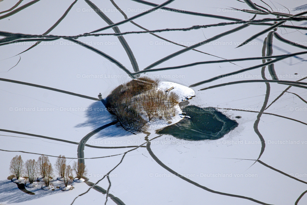 4043768 | DORTMUND 13.02.2021 Winterlich schneebedeckte Spuren auf der gefrorenen und mit Eis bedeckte Wasseroberfläche Phoenix See im Ortsteil Hörde in Dortmund im Ruhrgebiet im Bundesland Nordrhein-Westfalen, Deutschland. Weiterführende Informationen bei: DSW21 Dortmunder Stadtwerke AG. // Wintry snowy traces on the frozen and ice-covered water surface PhoenixSee in the district Hoerde in Dortmund at Ruhrgebiet in the state North Rhine-Westphalia, Germany. Further information at: DSW21 Dortmunder Stadtwerke AG. Foto: Gerhard Launer