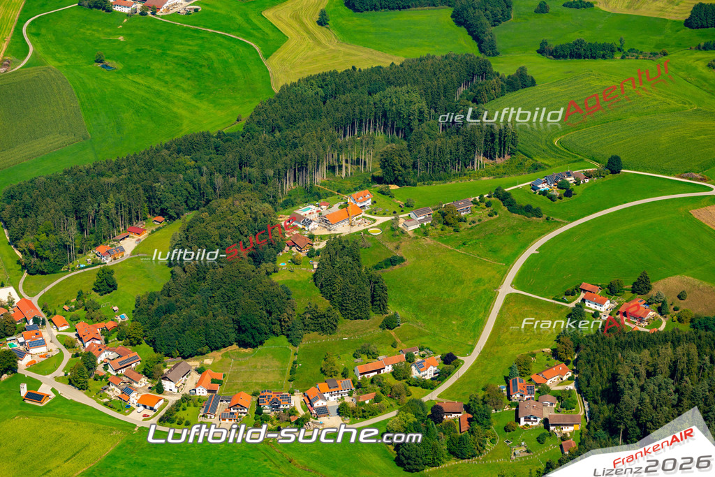 Das Luftbild zeigt : Waldberg Reischach - Die Luftaufnahme wurde 2024 vom UL-Flugzeug aus erstellt ( keine Drohne ) - Hochauflösende Luftaufnahme - Für grossformatige Ausdrucke geeignet. Die Geschenkidee !Mit Lizenz und Bildrechte bestellbar