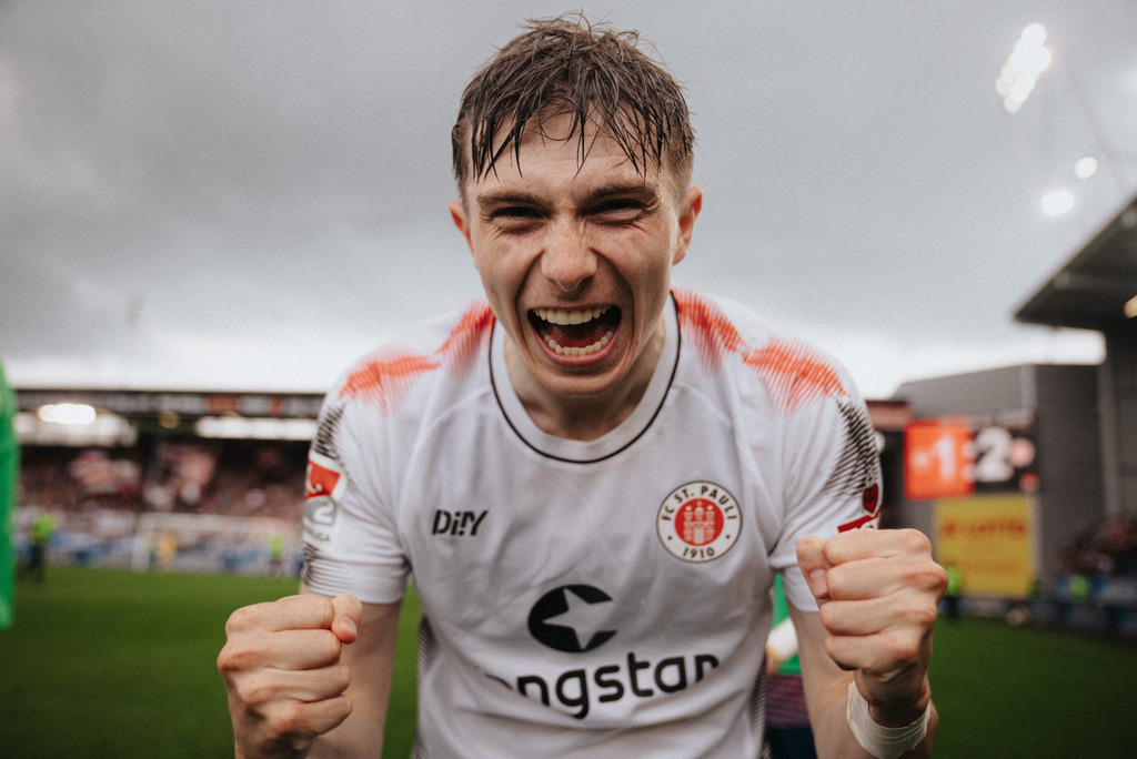 DSC06303 | Der offizielle Shop für FC St. Pauli Fotos. Wähle aus Spielszenen & Fanmomenten dein FCSP Wunschformat. Wir liefern Millerntor-Atmosphäre.