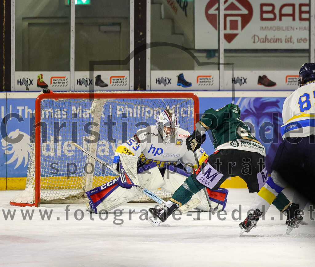 2025-12-05_101_TSV_Erding_gegen_Stuttgart_Rebels | Erding, Deutschland, 05.12.2025:Eishockey, Oberliga Süd 2025 / 2026, 23. Spieltag, TSV Erding gegen Stuttgart Rebels, Endergebnis: 5:6Kimi Saffran (Stuttgart Rebels, #53), Dennis Miller (Erding Gladiators, #61)Foto: Christian Riedel / fotografie-riedel.net