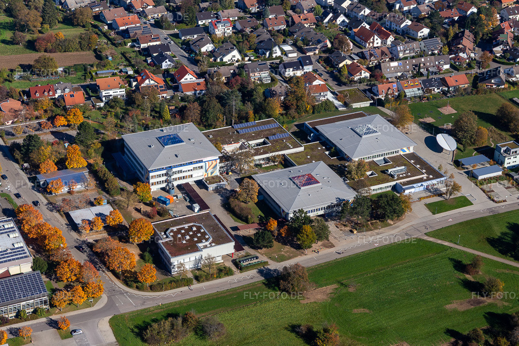 Luftbild: Gymnasium Karlsbad, Gemeinschaftsschule Karlsbad-Waldbronn im Ortsteil Langensteinbach in Karlsbad im Bundesland Baden-Württemberg in Deutschland. Foto: IMG_129918.jpg vom 24.10.2021 durch Werner Riehm/FLY-FOTO.deAuflösung des Originals: 5189 x 3459 px