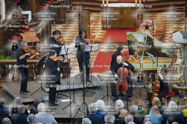 TAM25_K.10__Michael-Vogl_043_7485 | Tage Alter Musik Regensburg K.10 Basilika Unserer Lieben Frau zur Alten Kapelle The Beggar’s Ensemble (Frankreich) Elite de bons mots Meister des französischen Barocks Rameau – Royer – Boismortier – Leclair Augustin Lusson Solovioline, Leitung Foto: Michael Vogl