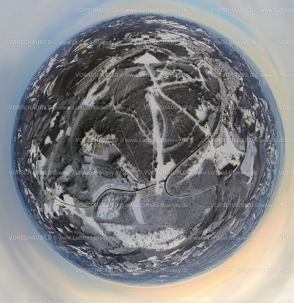 Winterberg221290013Skipisten | Luftbild Skipisten im verschneiten Wald, Winterberg im Schnee, fisheye, Fisheye Aufnahme, Fischaugen Aufnahme, 360 Grad Aufnahme, Winterlandschaft, Sauerland, Nordrhein-Westfalen, Deutschland